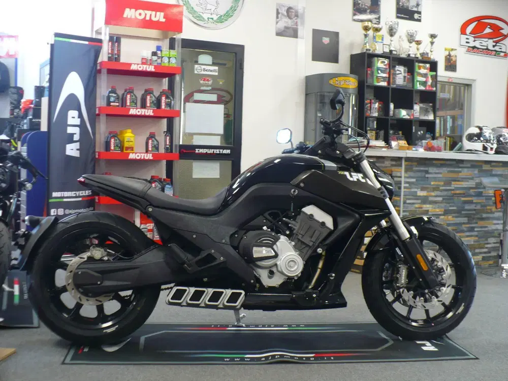 Foto Benda Motorcycles LFC 700